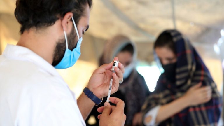 له ۳۸ فیصدو زیاتو افغانانو د کرونا واکسین اخیستی دی، رپورټ