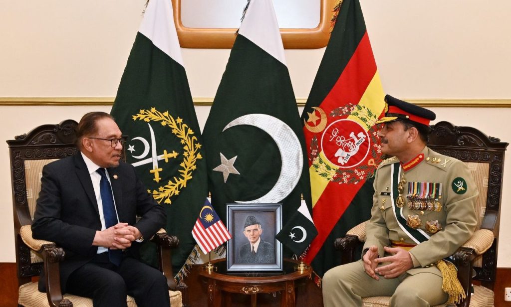 Meeting of the Malaysian prime minister with the army chief recognition of the sacrifices of the Pakistan army in the war against terrorism