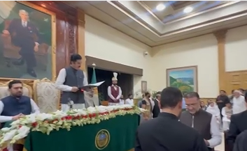 د خېبرپښتونخوا نوې کابينې غړو حلف پورته کړې دې Khyber Pakhtunkhwa's new cabinet members take oath