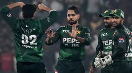 پاکستان دوئم ټي ټوينټي ميچ کښې جنوبي افريقې ته په نهه وکټو ماتې ورکړې Pakistan defeated South Africa by nine wickets in the second T20I match.