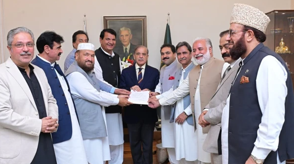 وزير اعظم شهباز شريف سره د خېبر پښتونخوا پارليمان غړو او سياسي قيادت ملاقات Khyber Pakhtunkhwa parliamentarians and political leadership meet with Prime Minister Shehbaz Sharif