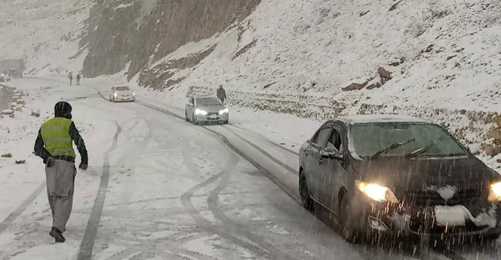 اوږدې سوکړې وروستو خېبر پښتونخوا پشمول مختلفو علاقو کښې باران شوې، په غرونو واوره هم وريدلې After a long drought, rains have fallen in various areas, including Khyber Pakhtunkhwa, and snow has also fallen in the mountains.