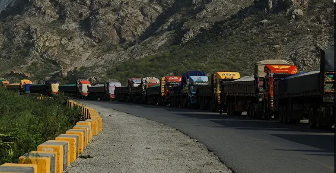 پاک افغان طورخم پوله بنديدو لوجې افغانستان ته يو مياشت دوران د پنځه څلويښت ملين ډالر زيان Afghanistan loses $45 million in one month due to Pak-Afghan Torkham border closure