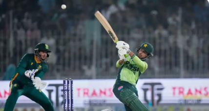 پاکستان دريم ون ډے ميچ کښې جنوبي افريقې ته په اووۀ وکټو ماتې ورکړې او سيريز ئې دوه صفر سره ګټلې دې Pakistan defeated South Africa by seven wickets in the third ODI and won the series 2-0.