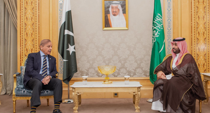 د وزيراعظم او سعودي ولي عهد ټيليفونک رابطه، پاکستان د سعودي عرب د مکمل ملاتړ اعلان کړې In a telephone conversation between the Prime Minister and the Saudi Crown Prince, Pakistan announced its full support to Saudi Arabia