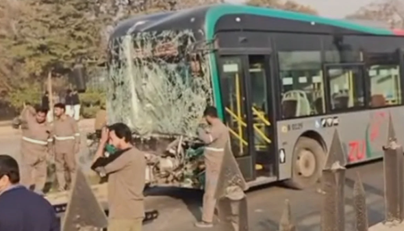 پيښور: بي آر ټي بس د ډرائيور بے هوشۍ لوجې د پيښې ښکار ، ډرائيور ژوبل شوې او سوارلۍ محفوظ پاتې شوي Peshawar: The BRT bus incident