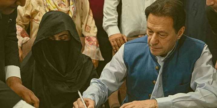 باني پي ټي آئي ته د زيات عمر او بشریٰ بي بي ته د زنانه په حيث سزا کمه اورولې شوې ده، تحريري فيصله جاري Imran Khan was given a lesser sentence due to his age while Bushra Bibi was given a lesser sentence due to being a woman