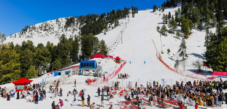 خېبرپښتونخوا او د ملک نورو برخو کښې د باران او په غرونو د واورې وريدو لړۍ دمې دمې سره جاري Rain and snowfall in the mountains continue in Khyber Pakhtunkhwa and other parts of the country