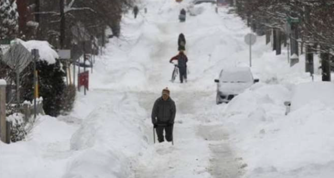 خېبرپښتونخوا پشمول د ملک غريزو سيمو کښې د واورې وريدو او باران لړۍ جاري، مختلفو پيښو کښې دوه کسان پحق رسيدلي، پنځه ديرش ژوبل شوي Heavy snowfall paralyzes life in the upper regions of the country, 2 people killed, 35 injured in various accidents, tourists stranded in many areas