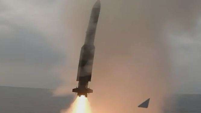 پاکستان نيوي د زمکي نه فضا کښې خپل هدف په نښه کونکې ميزائل کاميابه تجربه کړې Pakistan Navy successfully tests surface-to-air missile