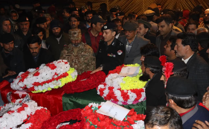 شانګله کښې ترهه ګرو سره مقابله کښې درې پوليس اهلکاران شهيد، جوابي کاروائۍ کښې درې ترهه ګر هم وژلي شوي Encounter with terrorists in Shangla, 3 police personnel martyred, 3 terrorists also killed