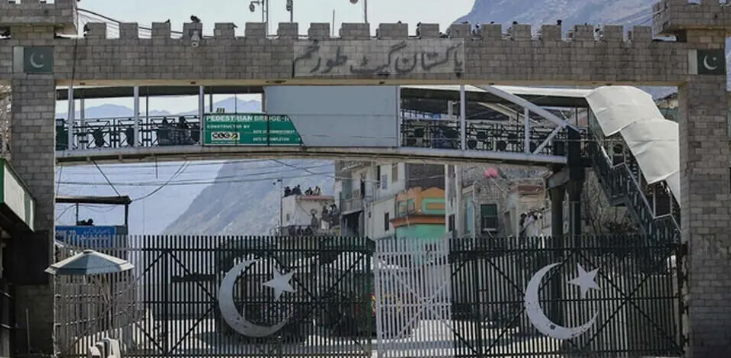 افغانستان لخوا ډزې، طورخم پوله يو ځل بېا د افغان کډوالو لپاره تړلې شوې After firing by Afghanistan, Torkham border was once again closed for Afghan refugees