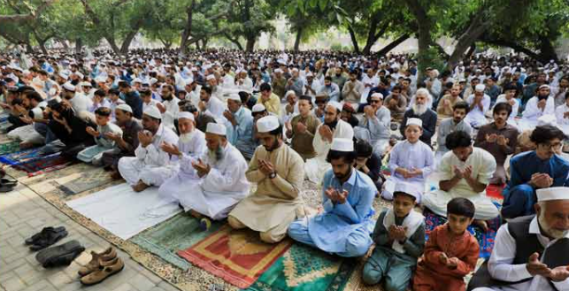 ټول ملک کښې وړوکې اختر مذهبي جوش و جذبي سره نمانځلې شي Eid-ul-Fitr is being celebrated with religious fervor across the country