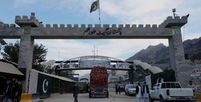 طورخم پوله باندې د افغان کډوالو د خپل وطن ته د واپسۍ سلسله روانه Afghan refugees continue to return to their homeland at Torkham border