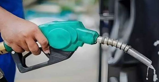 حکومت د پټروليم مصنوعات نرخ کښې د کمي اعلان کړې دې A reduction in the prices of petroleum products has been announced