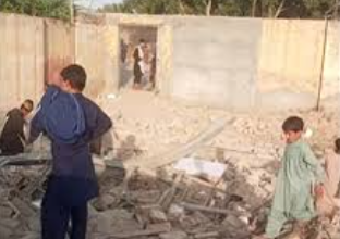 ټانک: وسله والو د سرکاري مډل سکول او د صحت بنادي مرکز په چاودونکي موادو الوزولې Tank: Gunmen blow up government middle school and health center with explosives