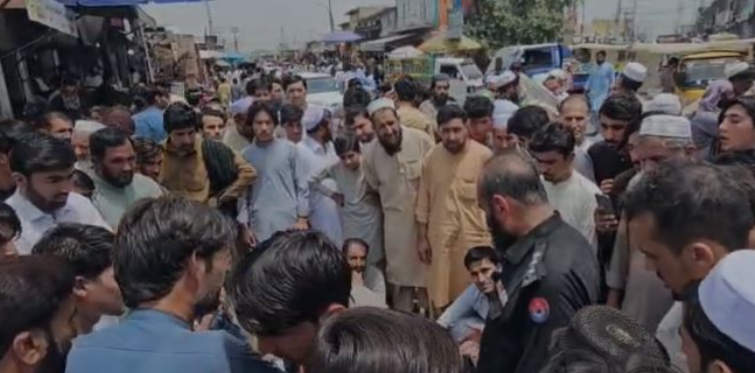 باجوړ ماموند کښې د نامعلومه کسانو ډزي کښې ايف سي اهلکار بشمول درې کسان پحق رسيدلي Three people, including an FC personnel, were killed in firing by unknown assailants in Mamond, Bajaur.