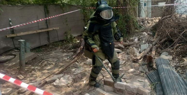 اسلام آباد: آئي نائن سيکټر کښې د کهدائۍ دوران ميزائل ترلاسه شوې Islamabad: A missile was found during excavation work in the I-9 sector.