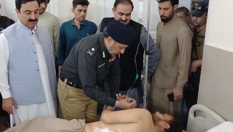 هنګو کښې پوليس چيک پوسټ باندې حمله کښې شهيد اهلکارانو جنازې ادا، خاورو ته سپارلي شوي Funeral prayers have been offered and the bodies laid to rest for the police personnel martyred in an attack on a checkpoint in Hangu.