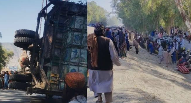 افغان ولايت لغمان کښې پاکستان نه واپس تلونکي افغانانو ټرک سيند ته غورځيدلې، دولس کسان پحق رسيدلي، اتۀ ژوبل شوي In Afghanistan's Laghman province, a truck carrying Afghans returning from Pakistan plunged into a river; 12 people were killed and 8 injured.