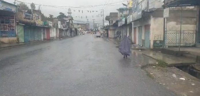 د ټيکس نفاذ او د ډويژن مخصوص حيثيت ختميدو خلاف ټول ملاکنډ ډويژن کښې په مکمله توګه هړتال A complete strike is being observed across the entire Malakand Division against the imposition of taxes and the revocation of the division's special status.