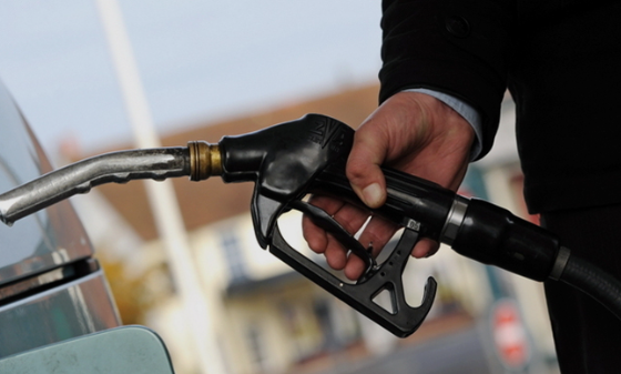 وفاقي حکومت ګل ورځې پورې د پټروليم مصنوعاتو نرخ برقرار ساتلو اعلان کړې Government announces decision to maintain prices of petroleum products for the next two days.