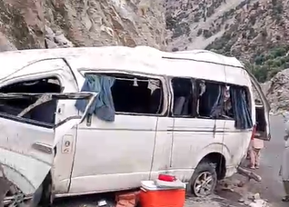 چلاس کښې د مستوراتو تبليغي جماعت ګاډې ژورې کندې ته پريوتې، دوه کسان پحق رسيدلي، لس ژوبل شوي Chilas: A vehicle carrying a women's Tablighi Jamaat group plunged into a ravine; two people died, and ten were injured.