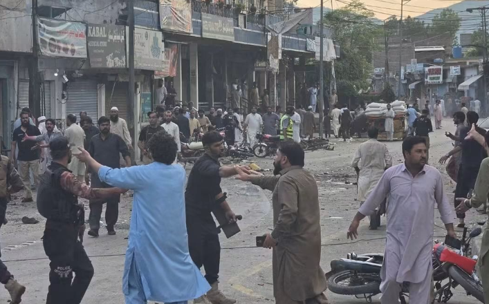 د سوات په کبل سيمه کښې تهاڼې سره نيزدې خودکش حمله،ديارلس کسان شهيدان، شل ژوبل شوي Swat: Suicide attack near Kabal police station; 14 killed, 20 injured