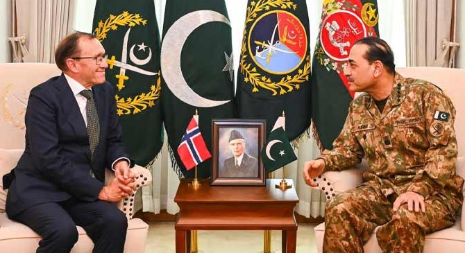 د ناروے خارجه وزير جي ايچ کيو کښې فيلډ مارشل عاصم منیر سره ملاقات کړې The Norwegian Foreign Minister met with Field Marshal Asim Munir at GHQ.