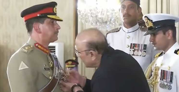 چيف آف جنرل سټاف ليفټيننټ جنرل عامر رضا ته نشان امتياز ملټري ايوارډ ورکړې شوې Chief of General Staff Lieutenant General Amir Riaz has been awarded the Nishan-e-Imtiaz (Military).