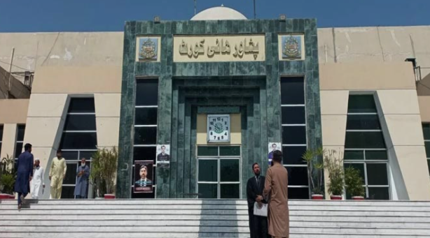 پیښور هائېکورټ د افغانستان دوه پخواني فوجي جرنیلانو ته پاکستان کښې سياسي پناه ورکولو نه انکار کړې The Peshawar High Court has refused to grant political asylum in Pakistan to two former Afghan army generals