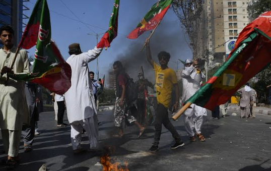 توړ پهوړ کيس، د خېبر پښتونخوا وزيراعلیٰ پشمول د پي ټي آئي اتۀ اهم مشرانو وارنټ جاري، نيولو او عدالت ته پيش کولو حکم In the vandalism case, warrants have been issued for eight key PTI leaders—including the Chief Minister of Khyber Pakhtunkhwa—ordering their arrest and production before the court.