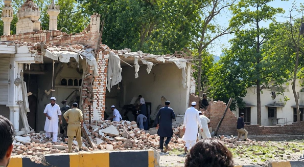 کوهاټ: پوليس لائن جومات سره نيزدې خودکش چاودنه، پنځه اهلکارانو پشمول شپاړس کسان شهيدان، يو شمير ژوبل، اووۀ ترهه ګر هم وژلي شوي Kohat: Suicide attack at Police Lines during Friday prayers; 16 people, including 5 personnel, martyred; many injured; 7 terrorists killed.