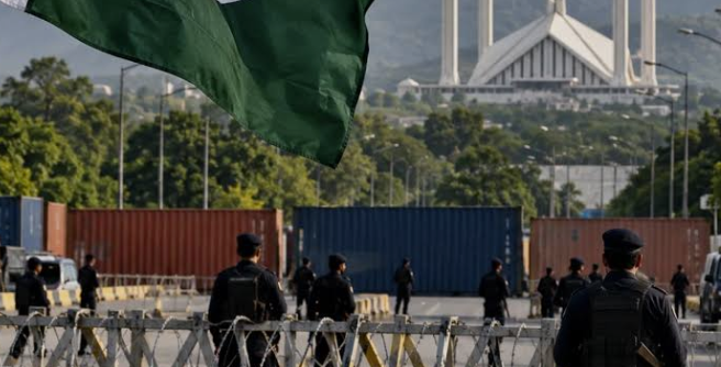 اسلام آباد کښې د پي ټي آئي لانګ مارچ په خاطر سکیورټي خرچ کروړونو ته رسېدلي Security costs for the PTI long march in Islamabad have reached tens of millions.