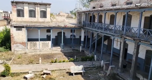 د ټي بي هسپتال بغداده مردان ودانۍ خسته حال، څه وخت هم د لوئې حادثې سبب جوړيدې شي The building of the TB Hospital in Baghdada, Mardan, is in a dilapidated state and could, at any moment, lead to a major accident.