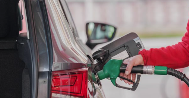 حکومت د پټرول نرخ کښې کمې اور ډيزل قيمت کښې معمولي اضافې اعلان کړې The government has announced a reduction in the price of petrol and a slight increase in the price of diesel.
