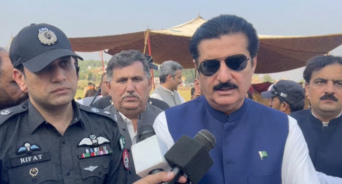 ګورنر فيصل کريم کنډي چارسده کښې د شهيد ډي ايس پي عمران الدين او سپاهي کاظم جان لاس نيوه کړې Governor Faisal Karim Kundi extended support to the families of the martyred DSP Imran-ud-Din and Constable Kazim Jan in Charsadda.